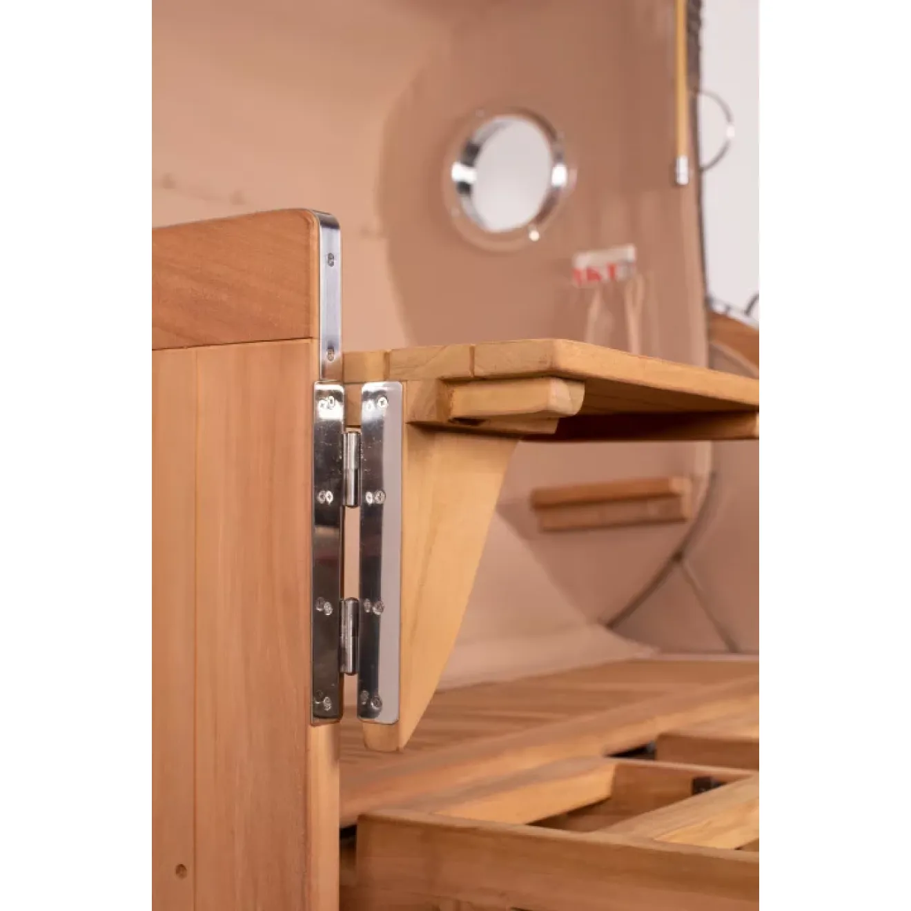 Teak Strandkorb mit schwenkbaren Tischablagen abnehmbar